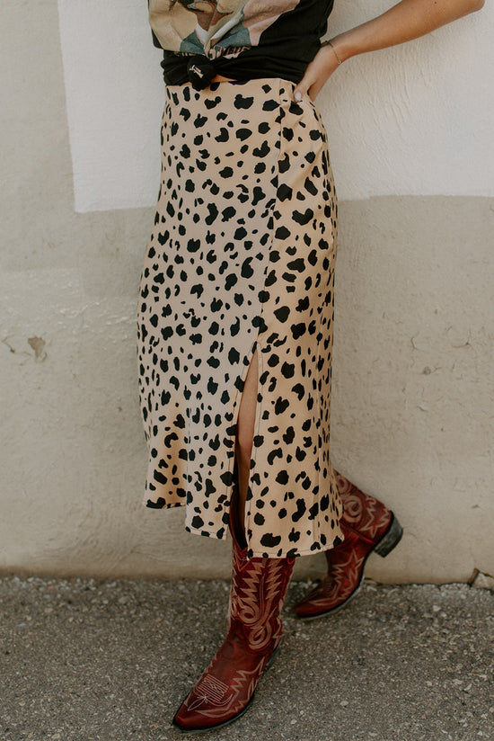 Khaki mid-length skirt with leopard print and split hem