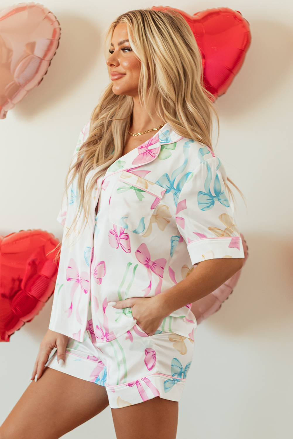 Ensemble pyjama blanc avec chemise boutonnée et short taille haute imprimé nœud papillon-A WOMAN WE LOVE