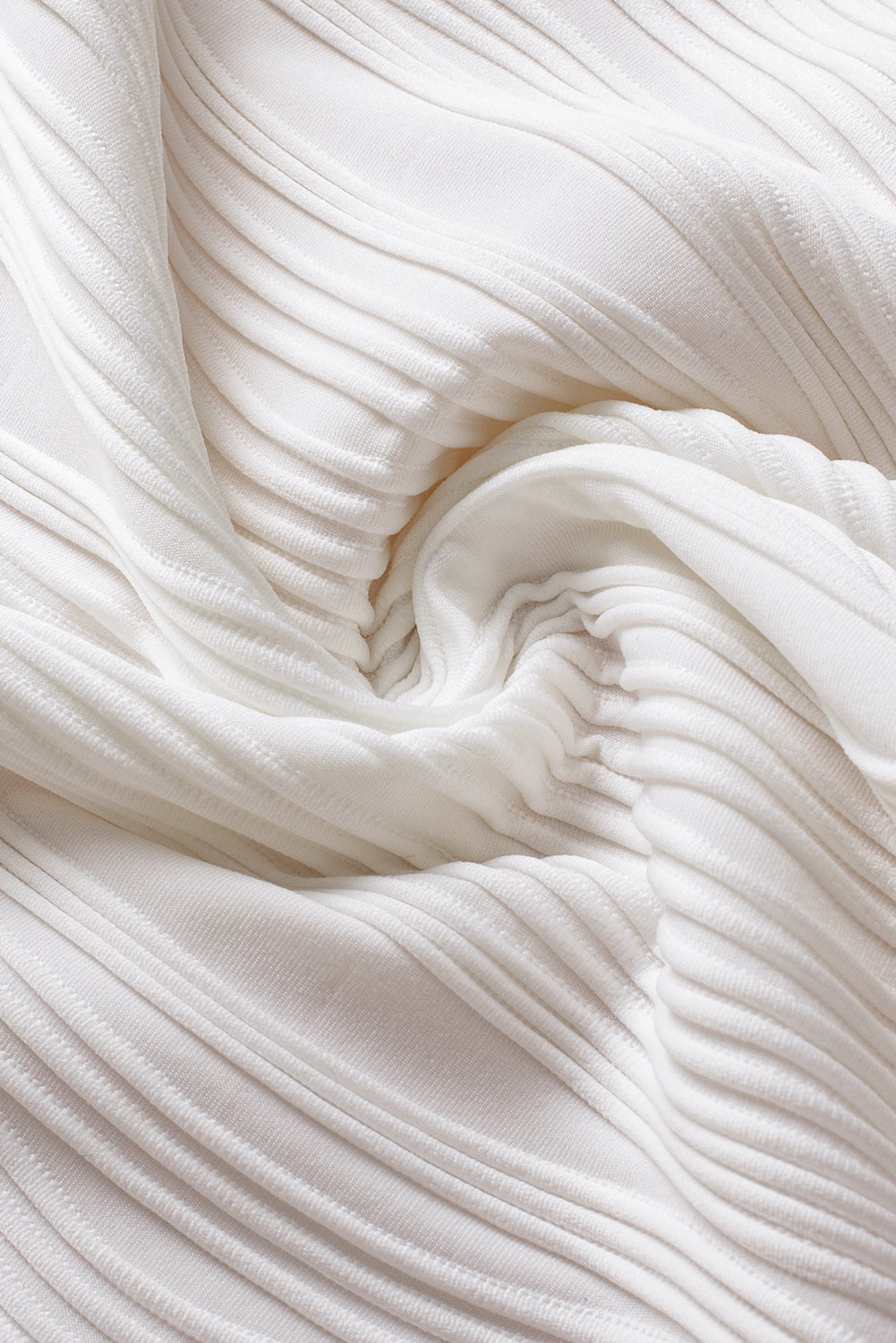 White high with short sleeves and tight -colored V -collar collar