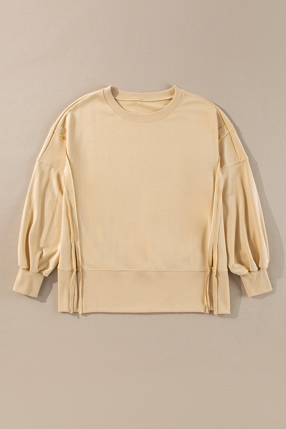 Sweat-shirt beige français clair à coutures apparentes, épaules tombantes, col rond et fentes