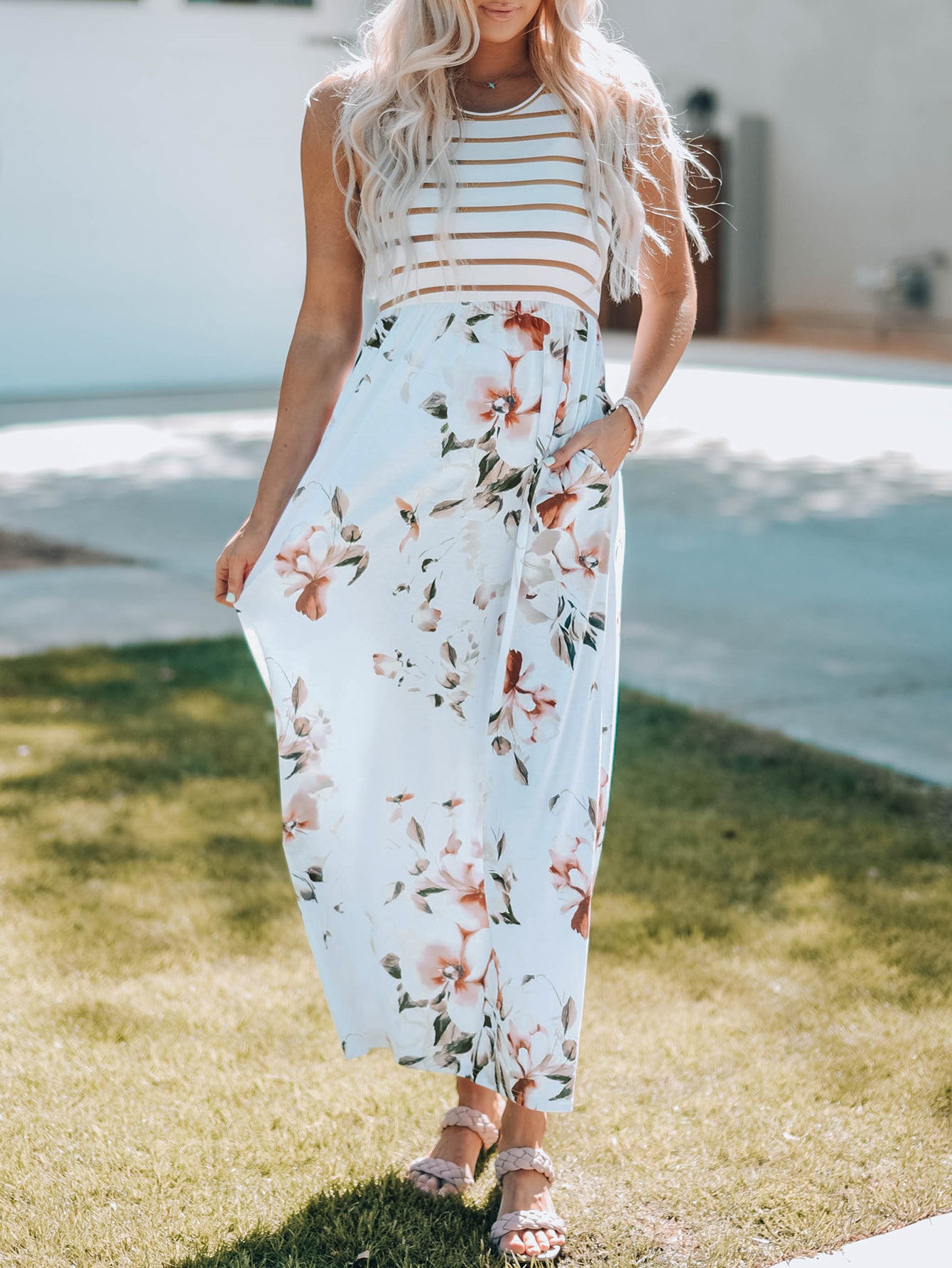 Robe longue blanche sans manches à imprimé floral et à rayures avec poche