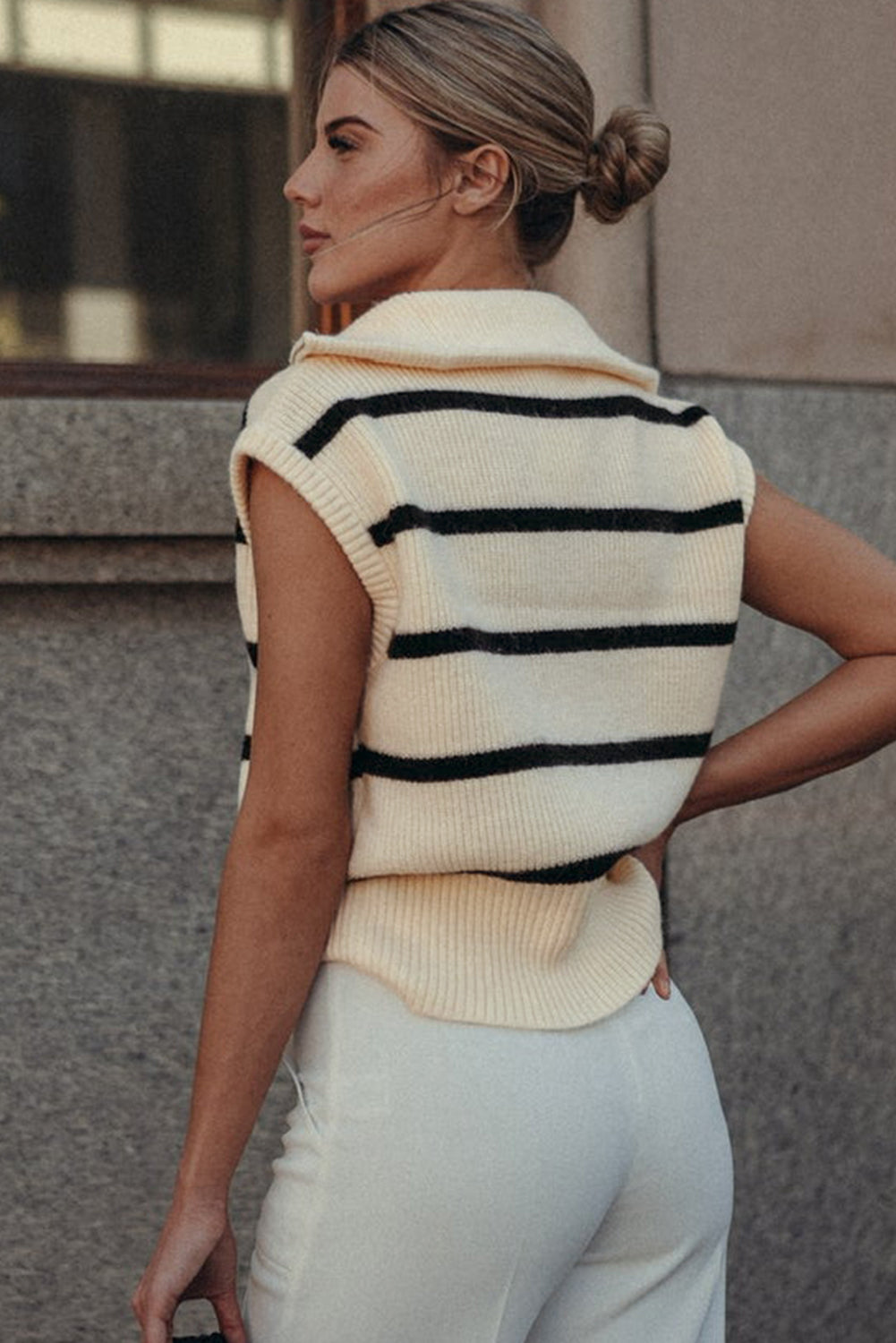 Haut en tricot à manches courtes et col zippé à rayures blanches
