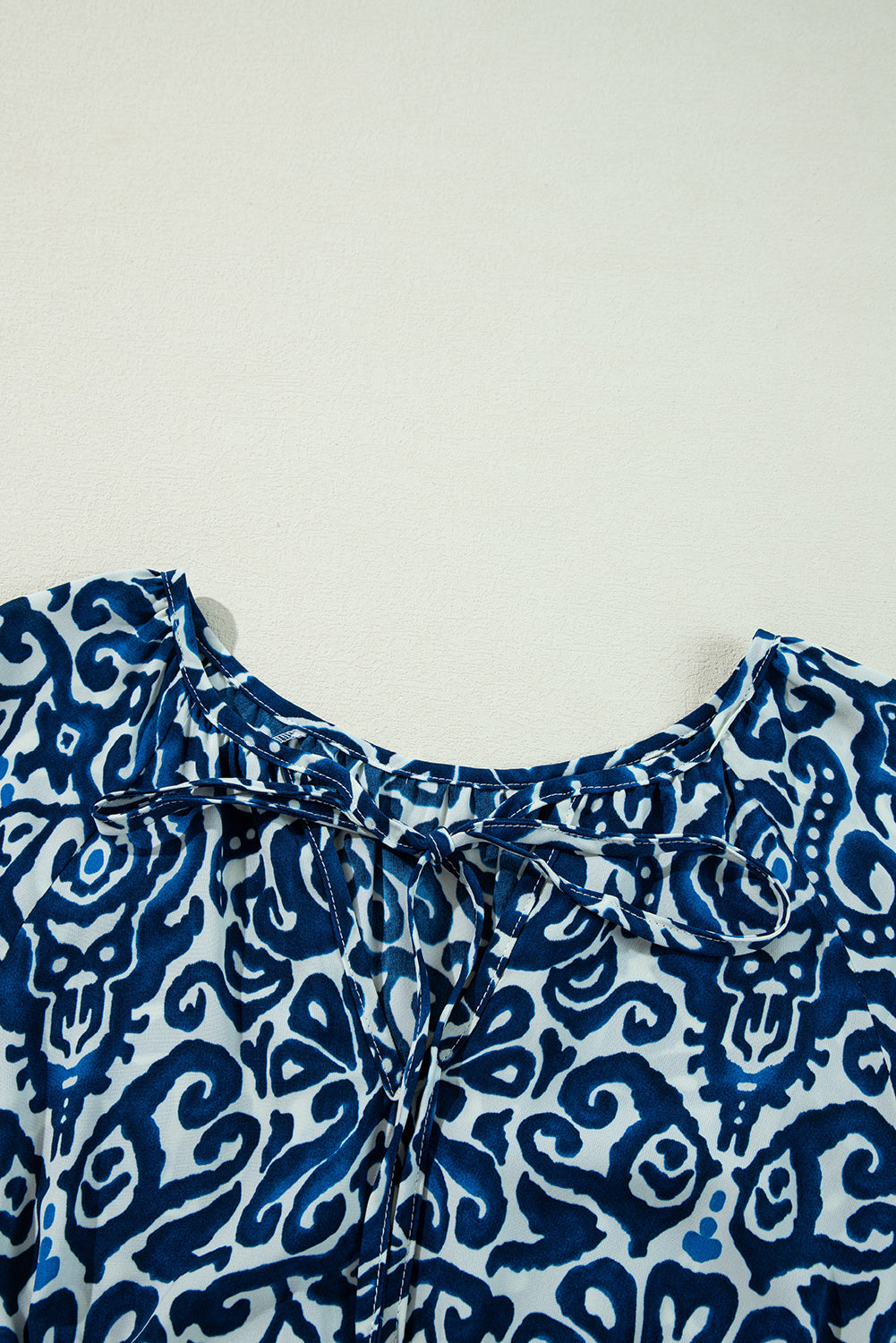 Blue mini-laces and vintage print *
