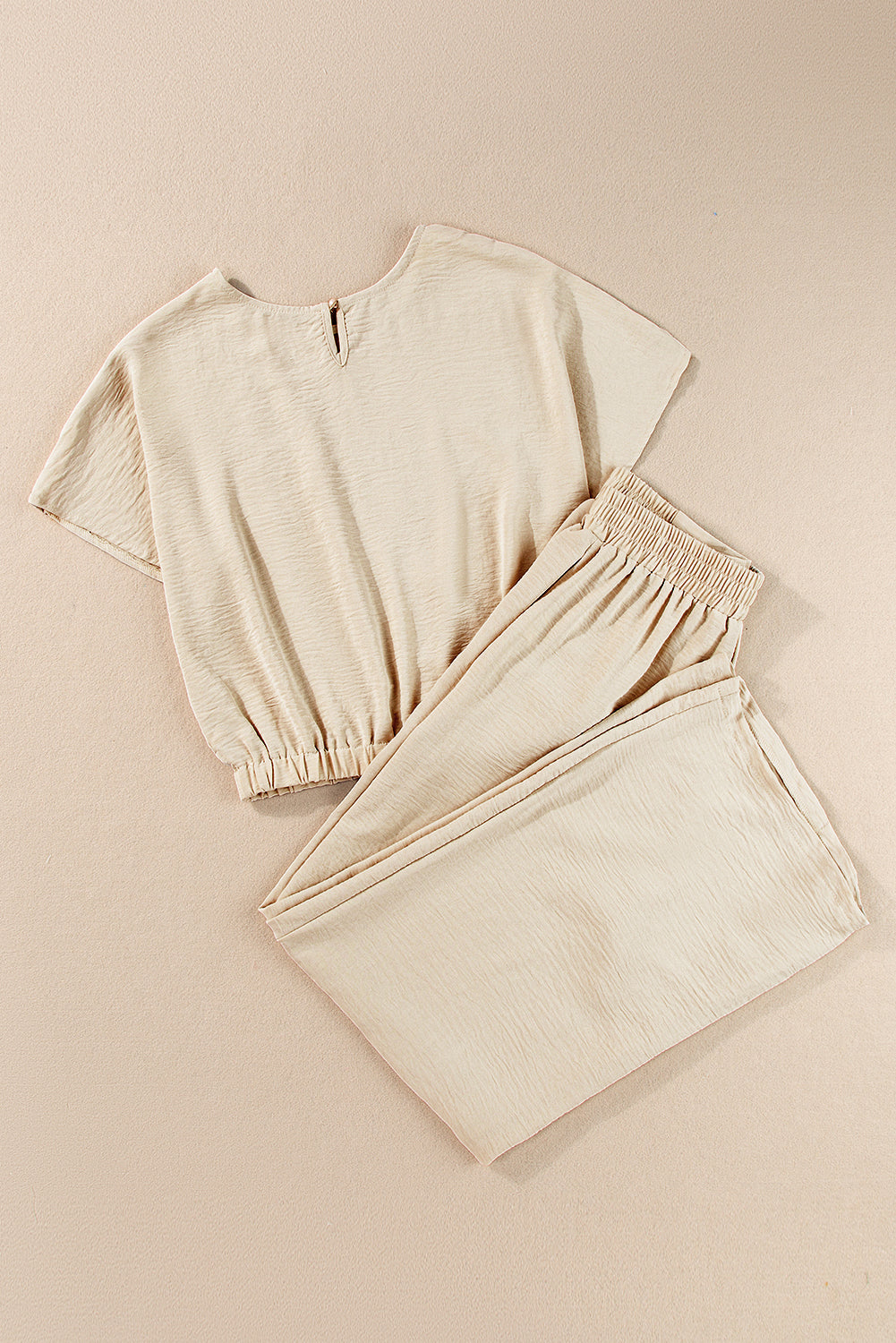 Ensemble t-shirt court beige à ourlet élastique froissé et pantalon large-A WOMAN WE LOVE