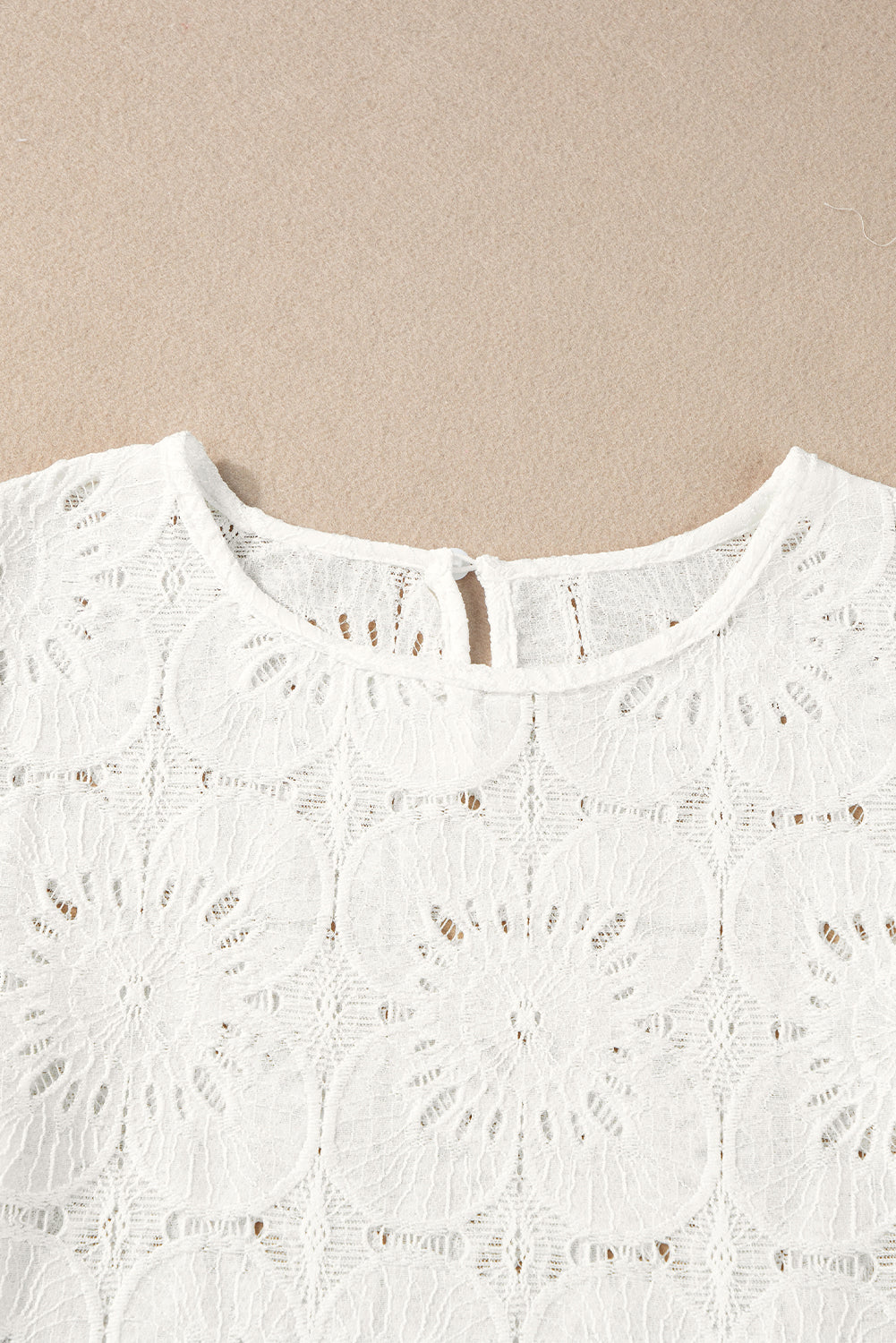 Blanco con mangas de volante y orificio de bloqueo Jacquard con ojales y flores