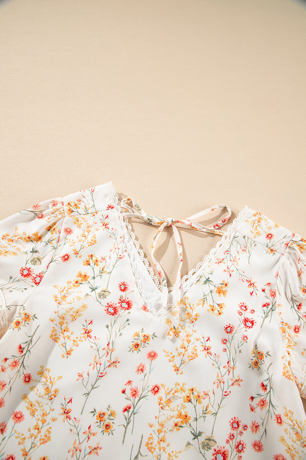 Blouse beige à manches courtes et bordure en dentelle florale Boho