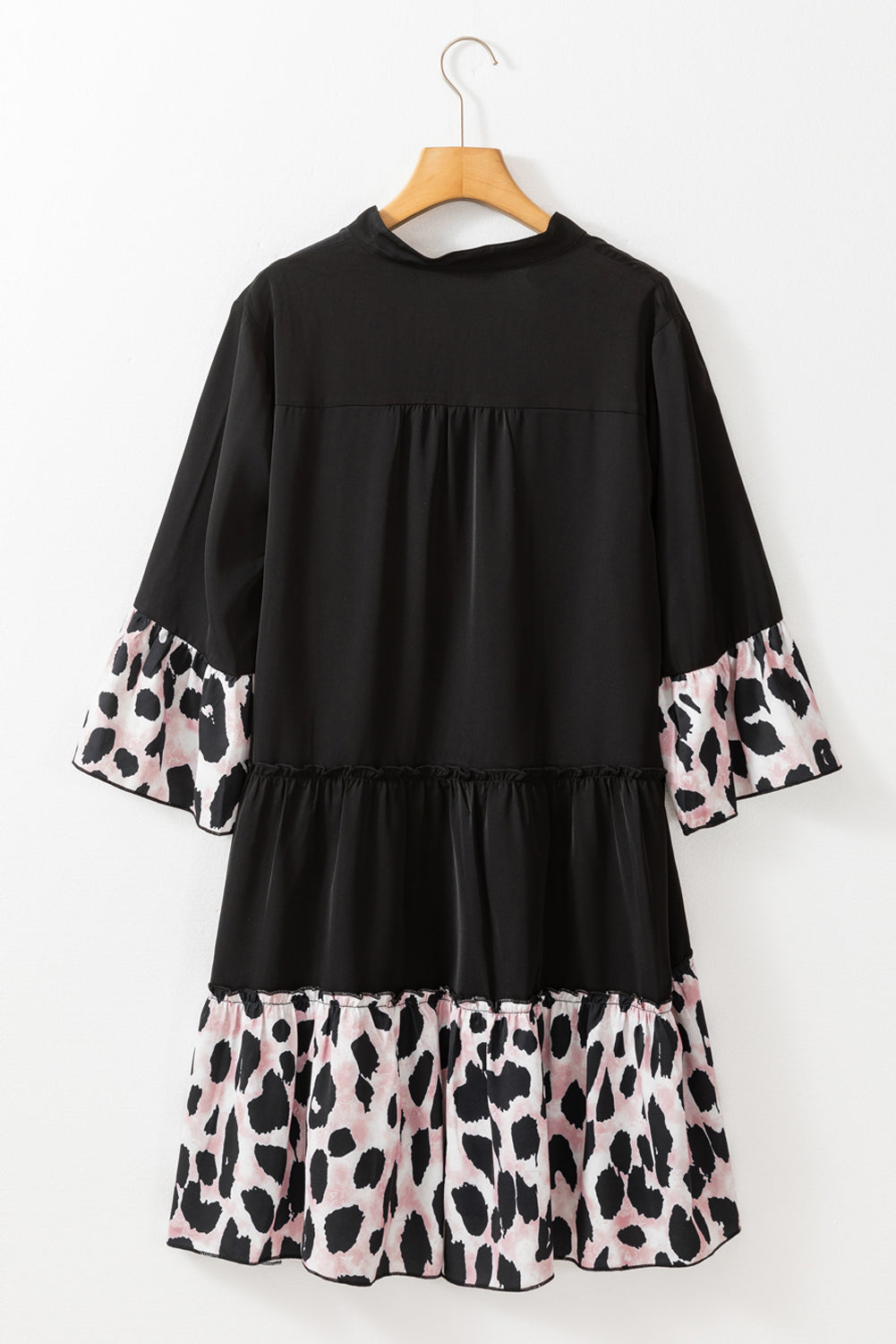 Robe courbée noire à volants et col fendu en patchwork léopard