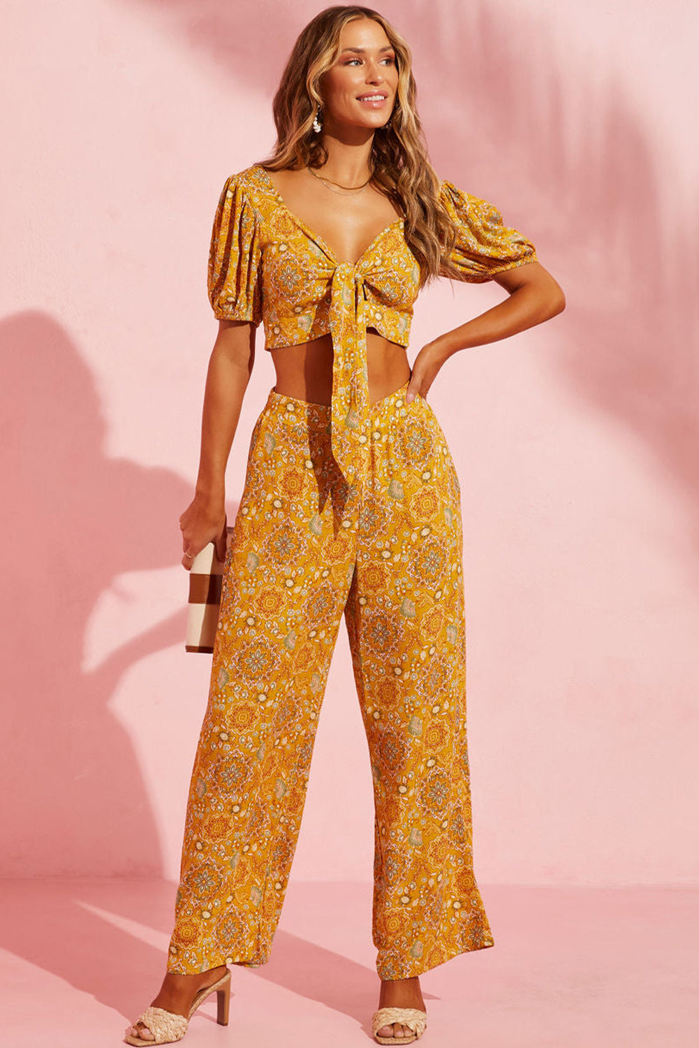 Pantalones anchos con bolsillos y estampado floral bohemio amarillo