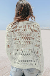 White V -neck sweater and openwork hook