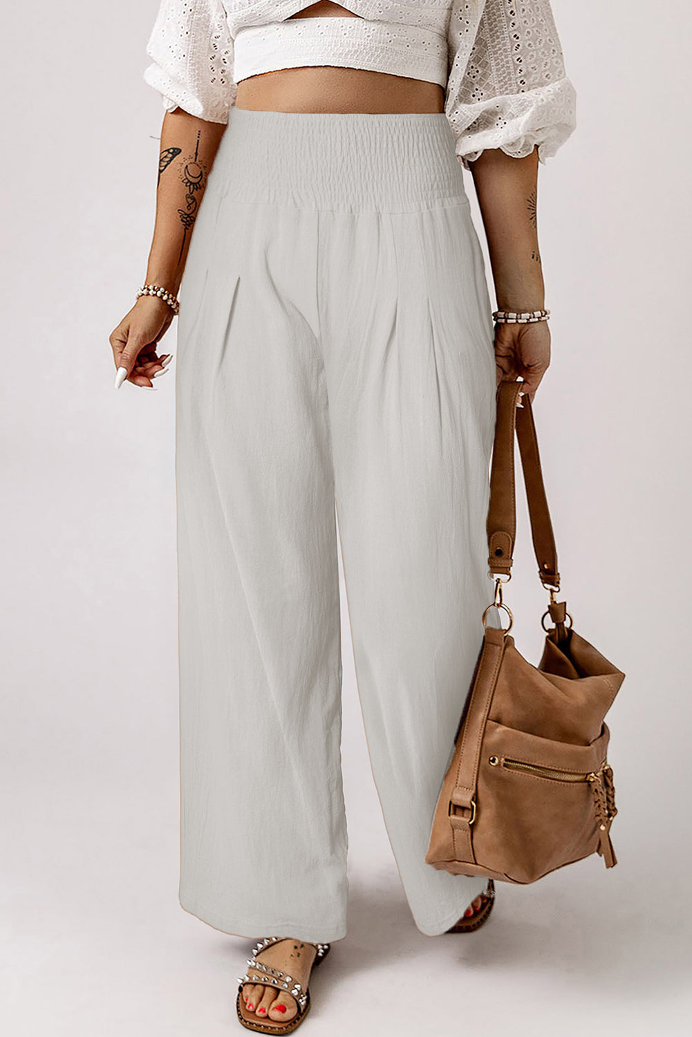 Pantalon large smocké blanc à taille haute et à large ceinture