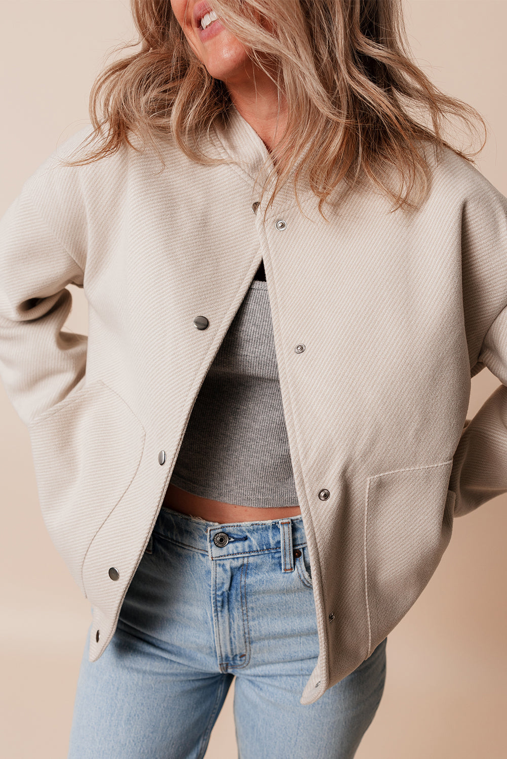 Blouson aviateur beige avec poches et col baseball-A WOMAN WE LOVE