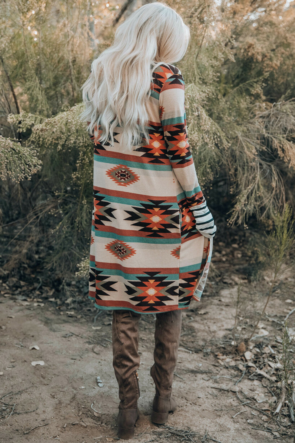 Cardigan long multicolore à blocs de couleurs géométriques ouvert sur le devant-A WOMAN WE LOVE