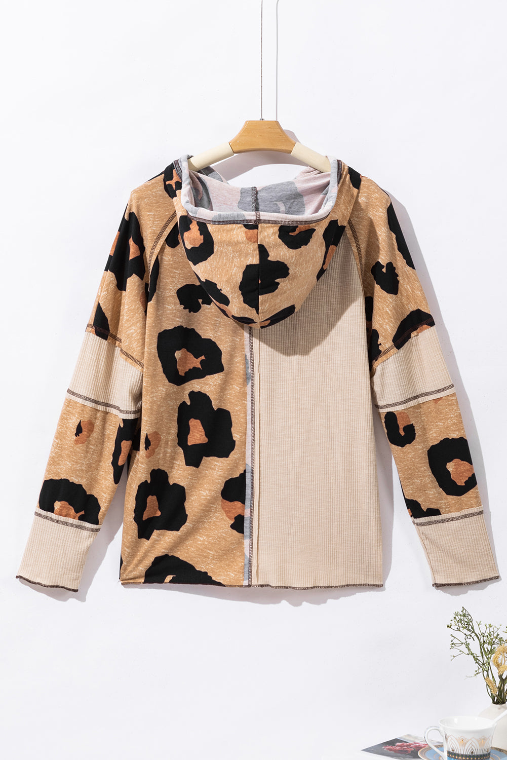 Top de manga larga con patchwork acanalado y costura expuesta con estampado de leopardo