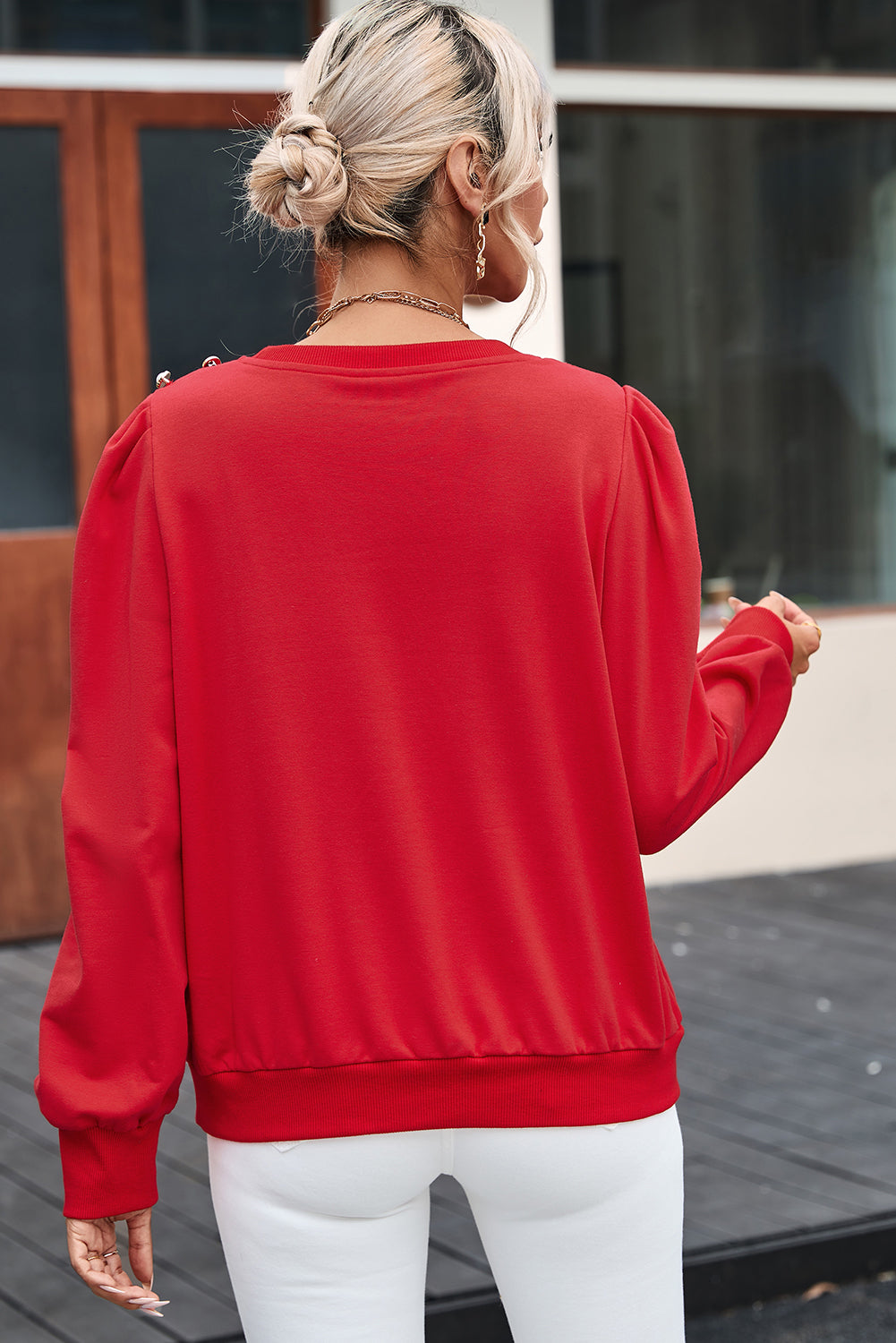 Haut à manches longues rouge vif avec patte boutonnée