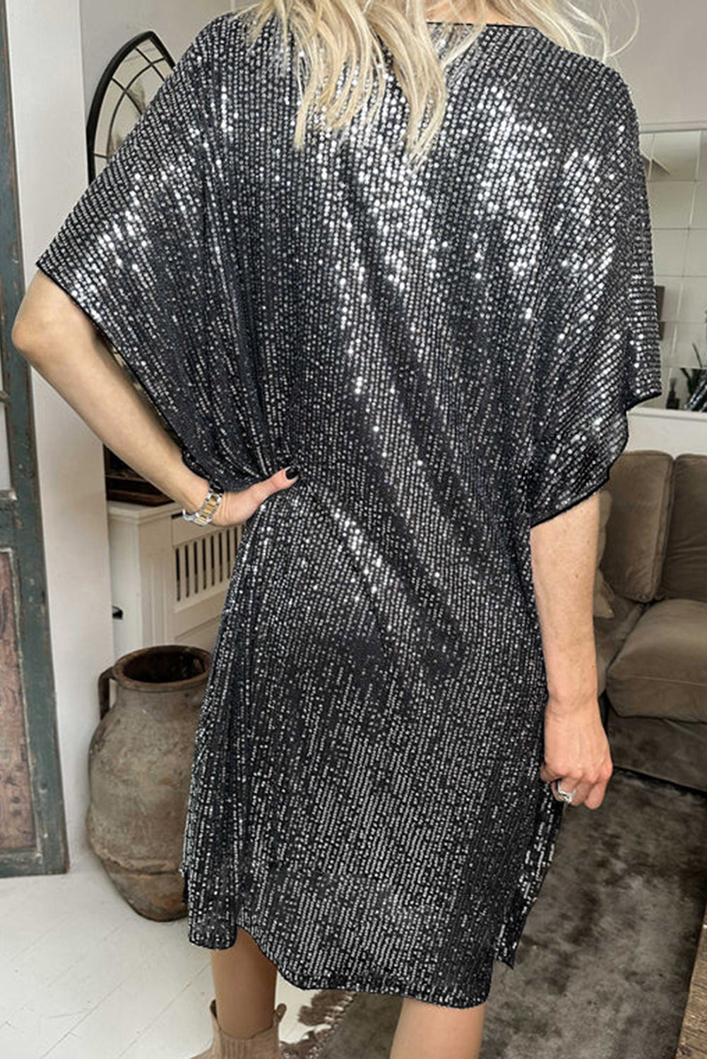 Robe droite gris foncé à paillettes, col en V, manches dolman