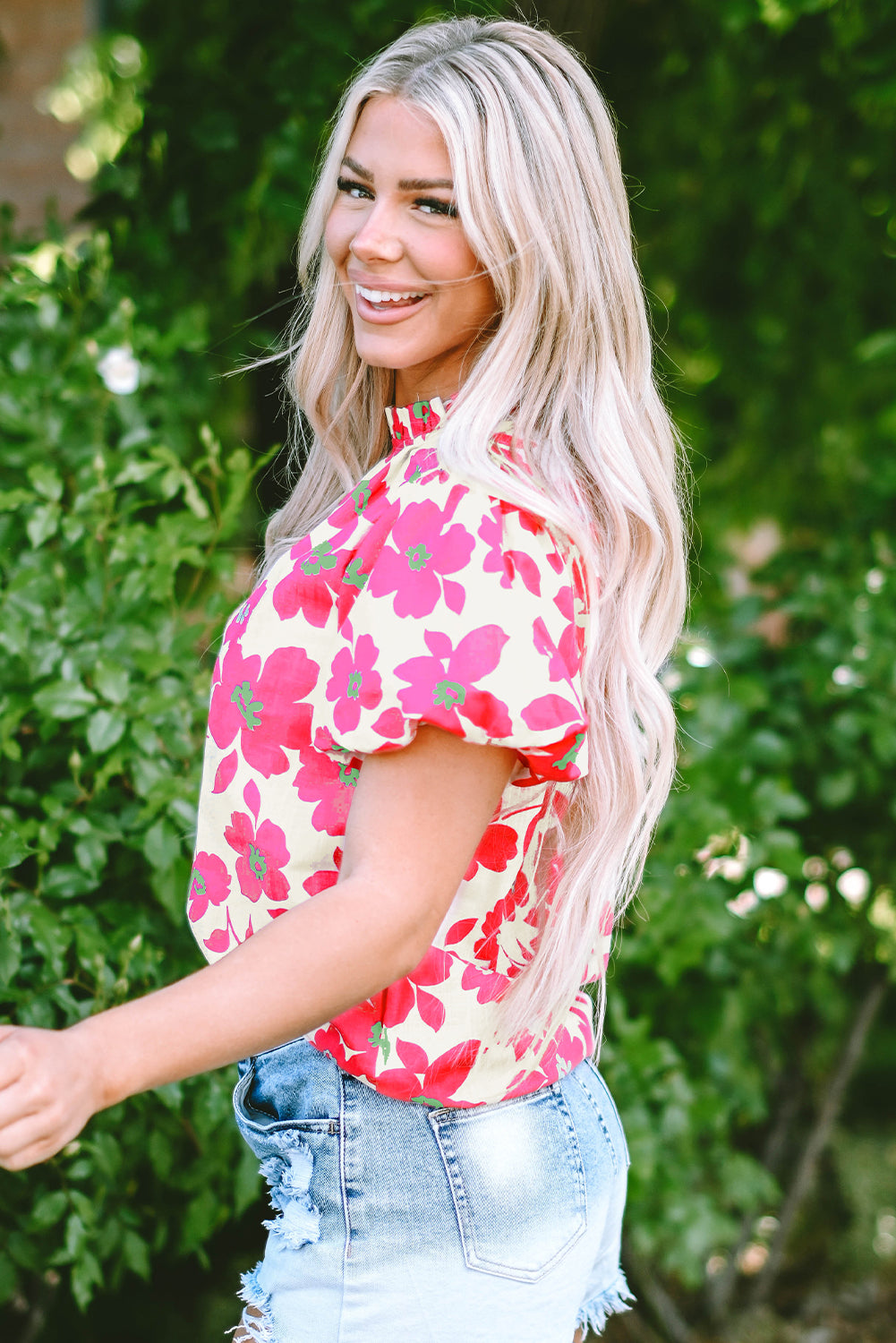 Blusa floral beige con escote con volantes y mangas abullonadas