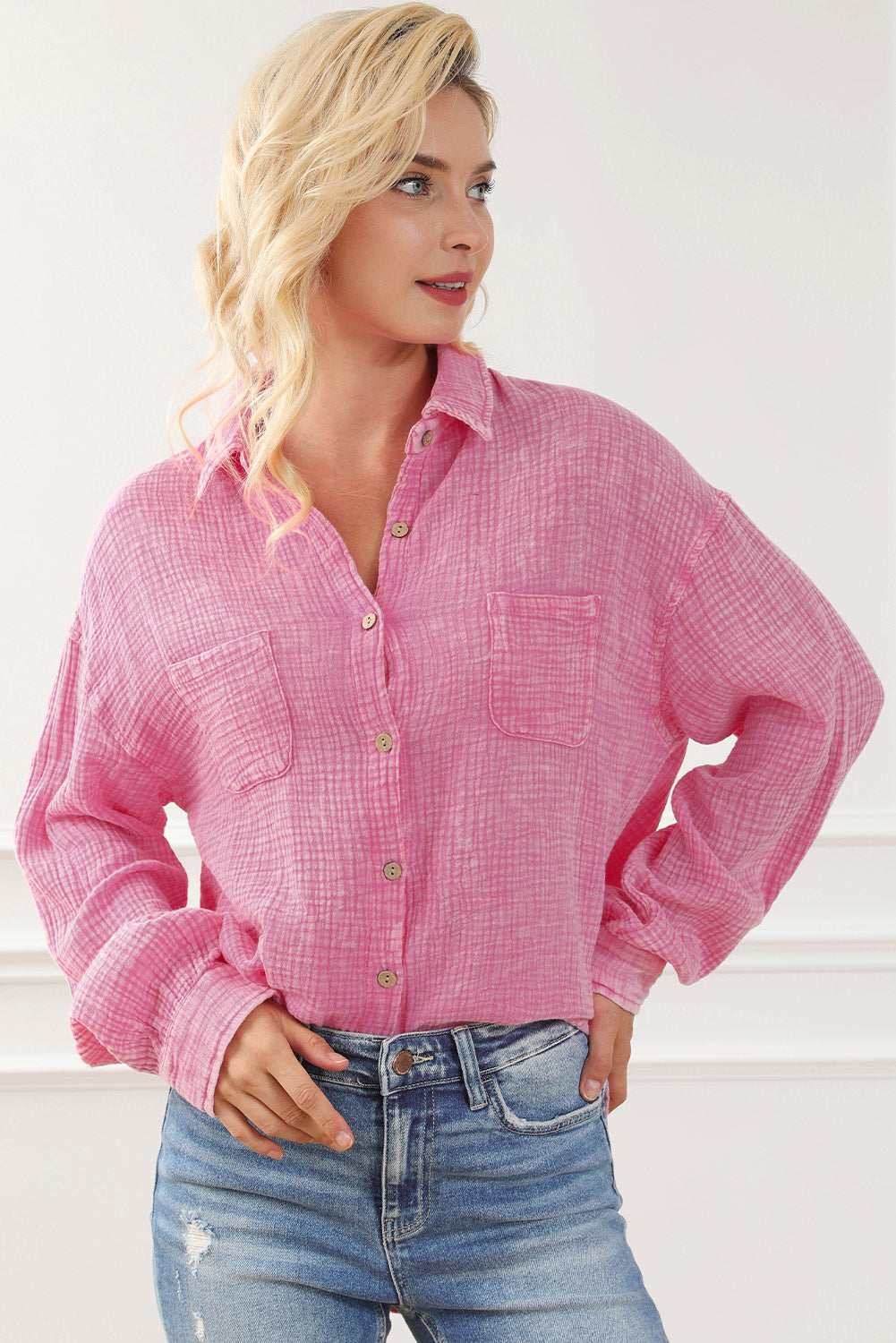 Chemise rose texturée froissée avec poches poitrine et délavé minéral