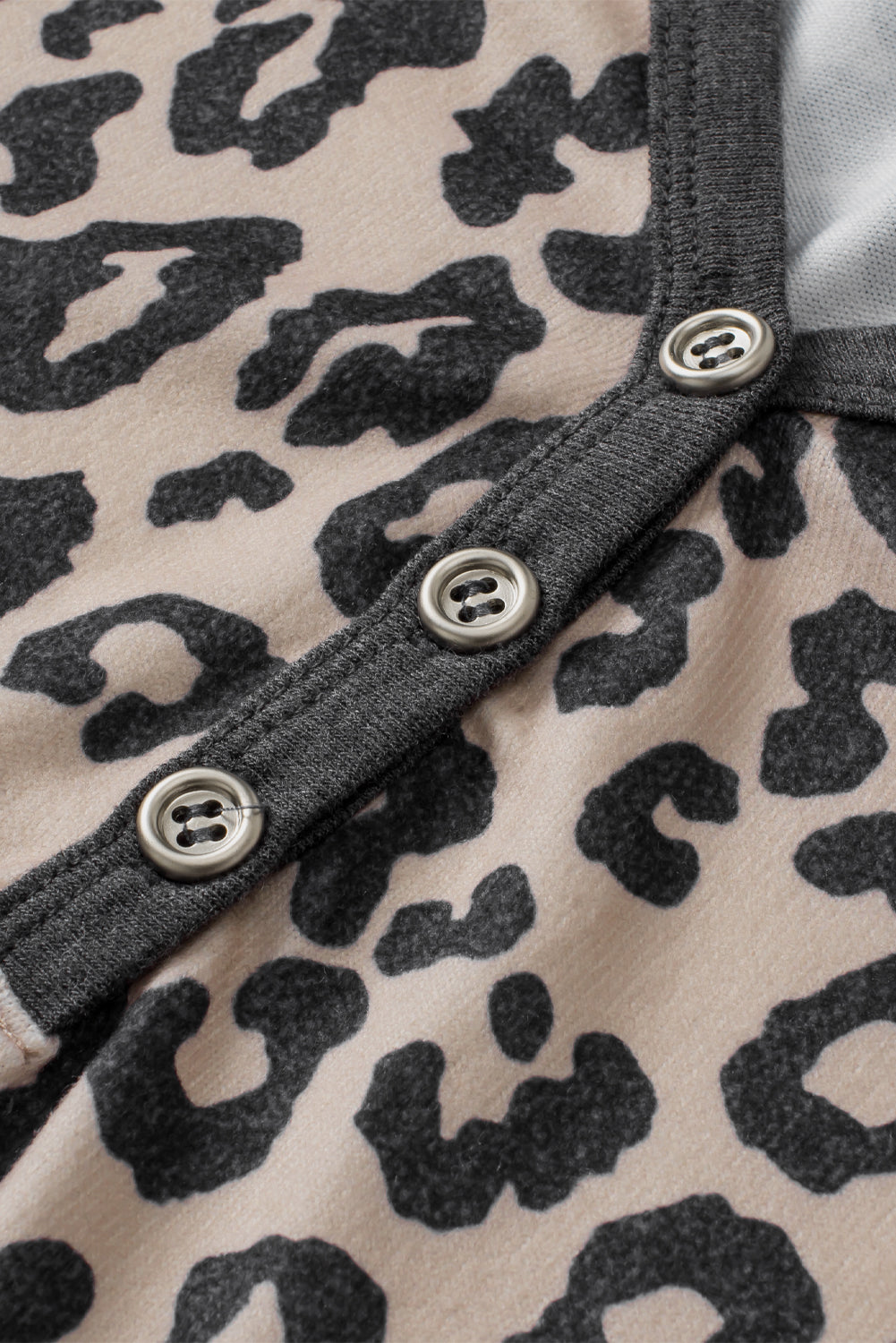 Multicolier -Leopard -Taste gegen Nacken -T -Shirt und Kordelkordelhorts Set