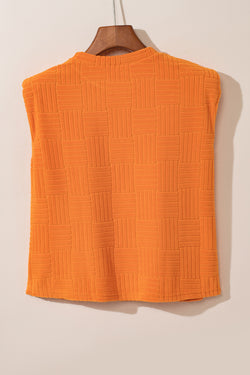 Camiseta con textura naranja y pantalones anchos