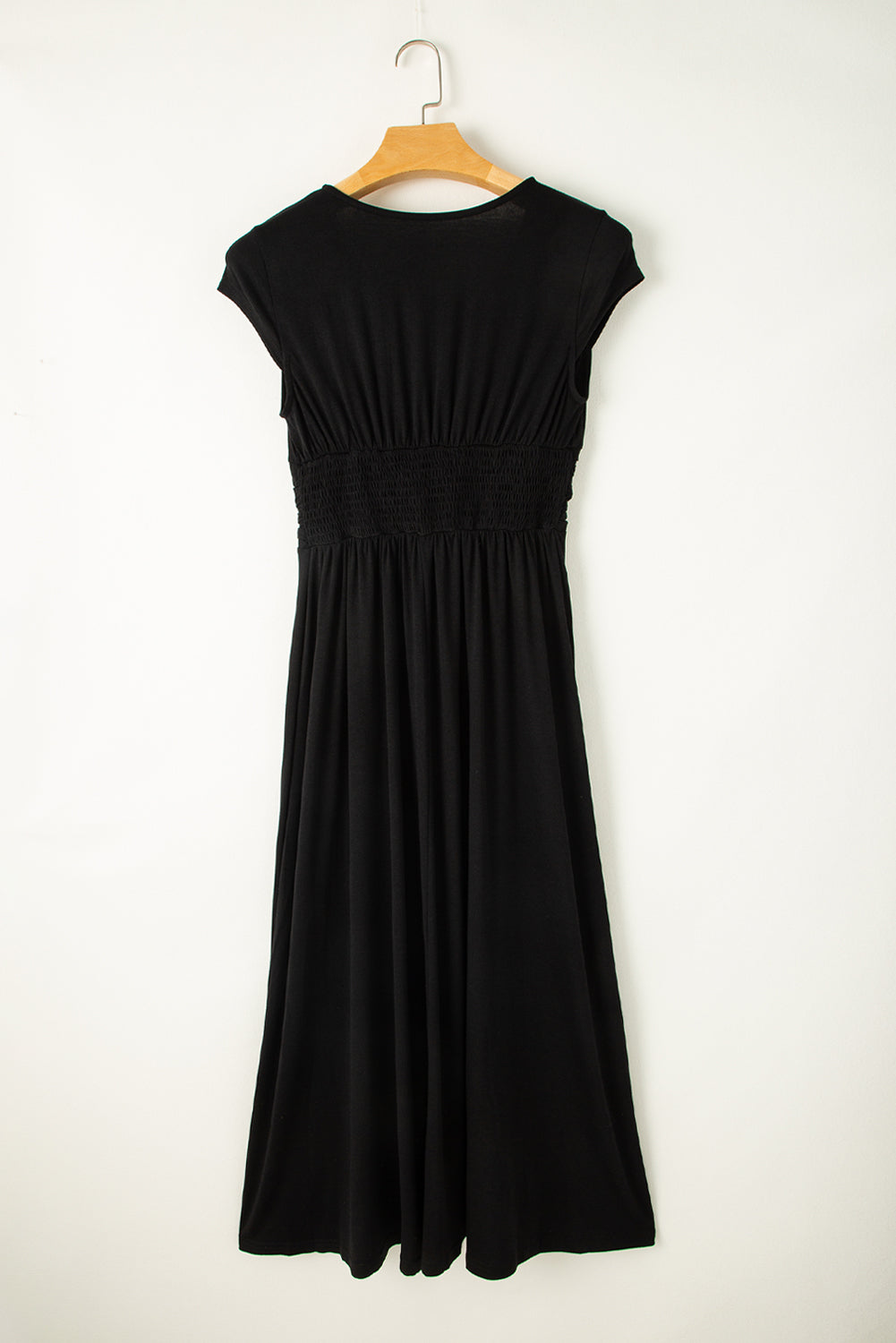 Robe longue noire froncée à manches courtes et taille haute à col en V