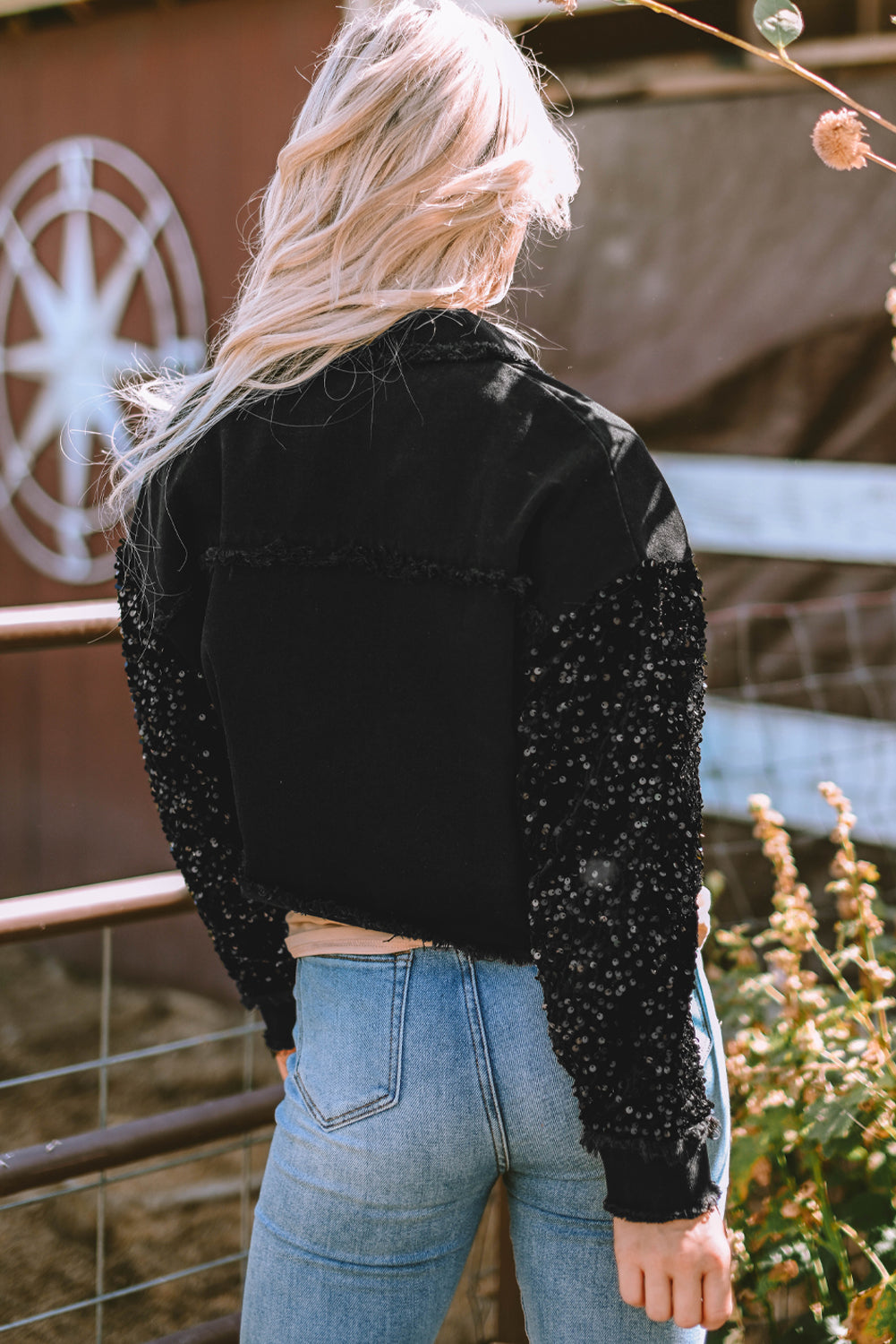 Chaqueta de mezclilla de dobladillo cruda con manga de lentejuelas negras