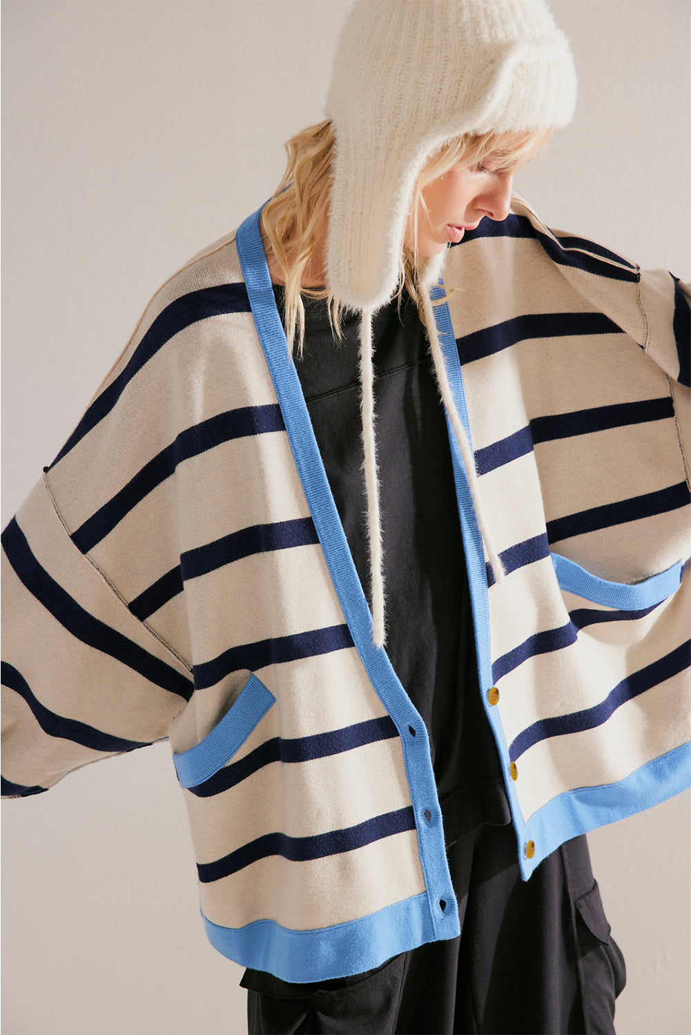Cardigan ample boutonné à épaules tombantes color block blanc-A WOMAN WE LOVE