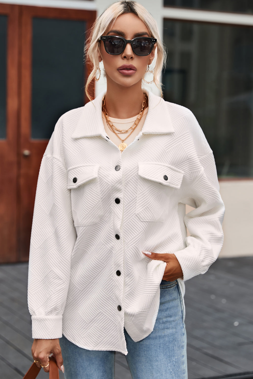 Pocket buttoned jacket with a plain textured flap