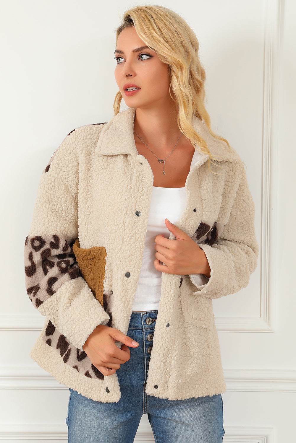 Chaqueta sherpa con botones a presión y patchwork de leopardo beige