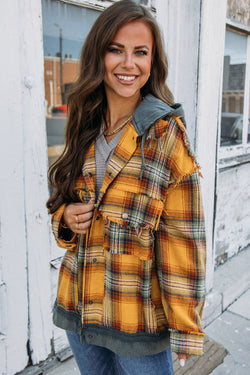 Chaqueta con capucha naranja revisadas y botones