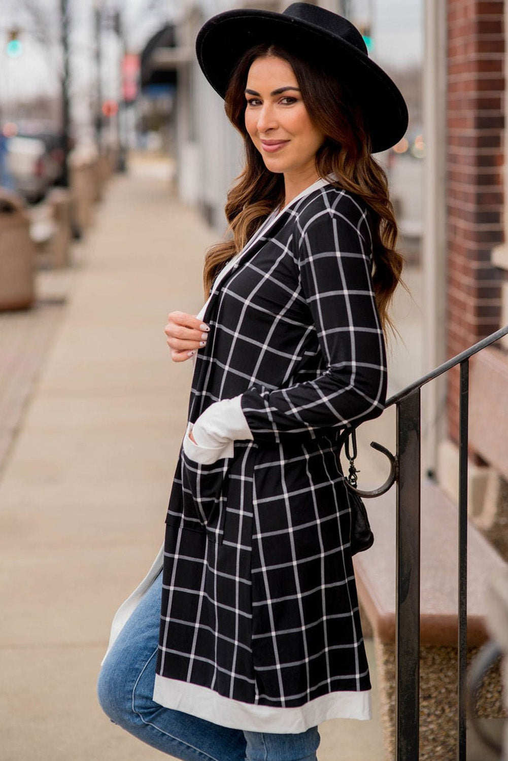 Cardigan ouvert à carreaux noirs avec bordures colorblock et poche