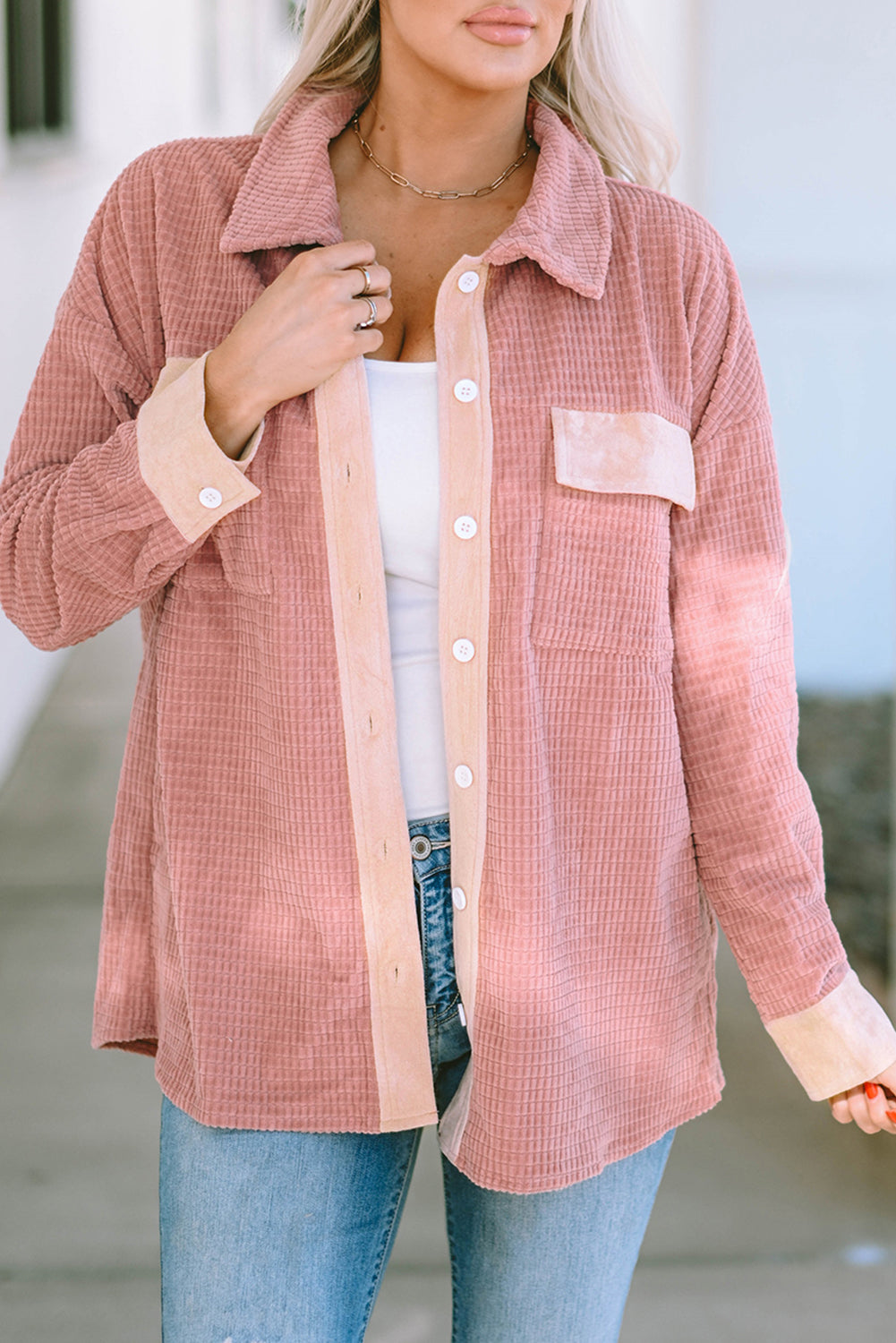 Veste texturée à épaules tombantes avec poches à rabat et fleurs de pêcher