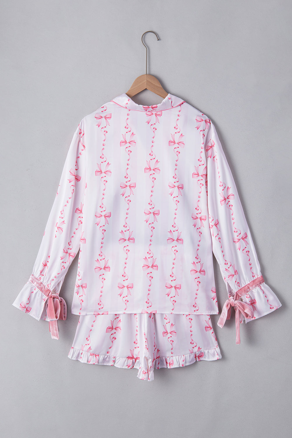 Ensemble pyjama rose avec chemise à manches cloche et short à volants en satin