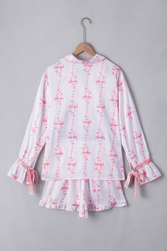 Ensemble pyjama rose avec chemise à manches cloche et short à volants en satin