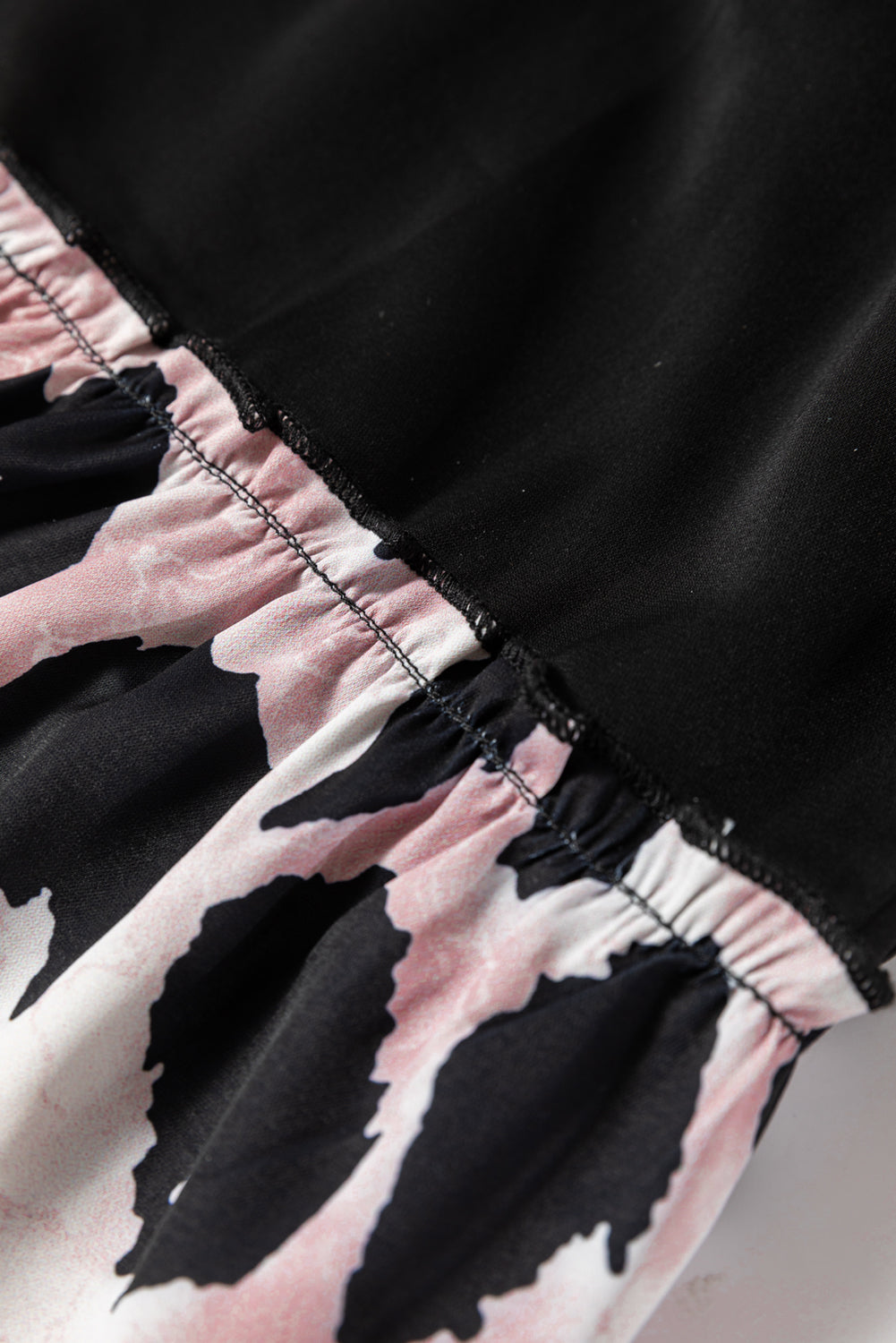 Robe courbée noire à volants et col fendu en patchwork léopard