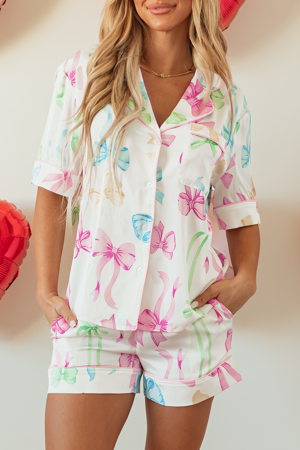 Ensemble pyjama blanc avec chemise boutonnée et short taille haute imprimé nœud papillon-A WOMAN WE LOVE
