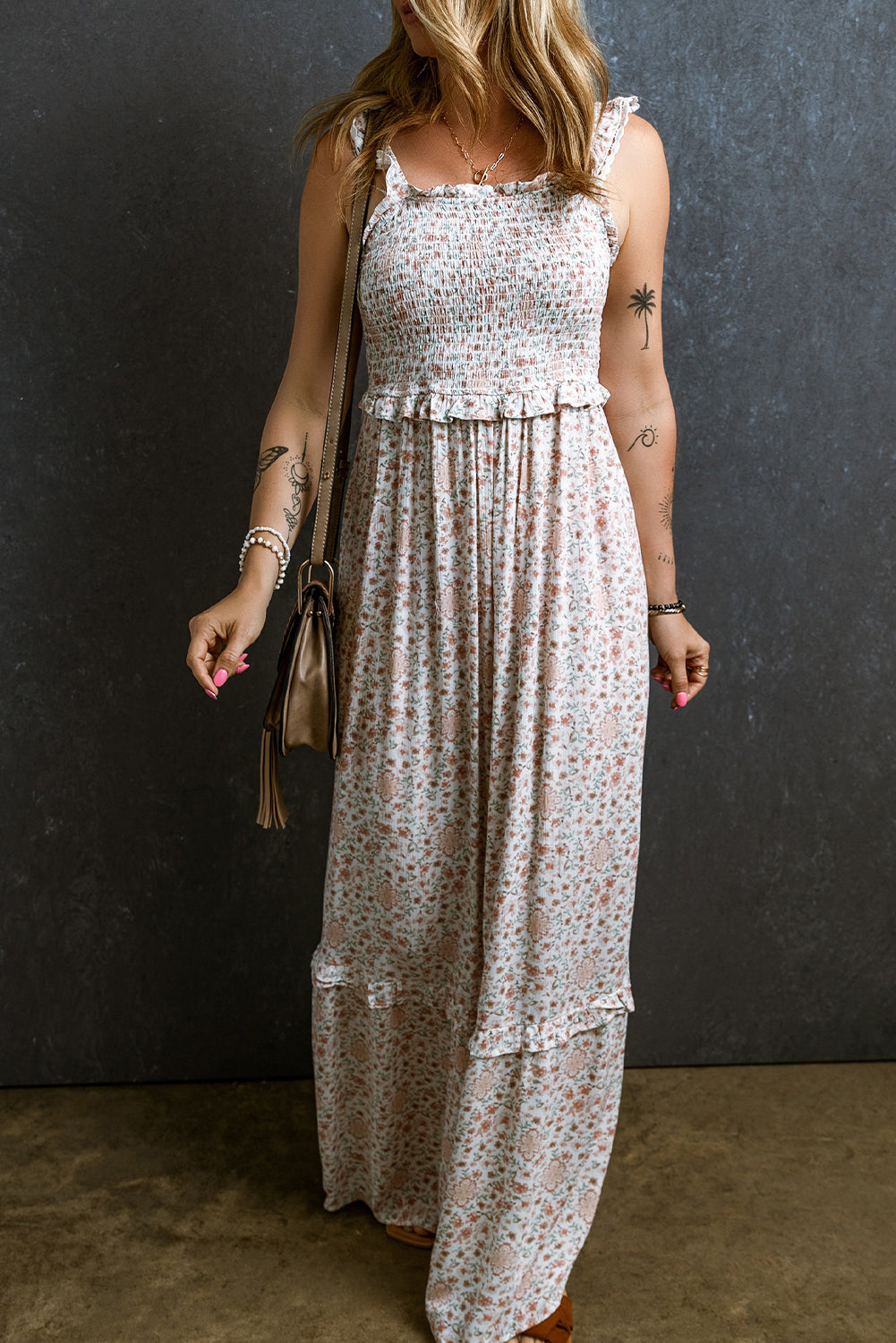 Vestido floral largo reúnido con correas y volantes de encaje blanco