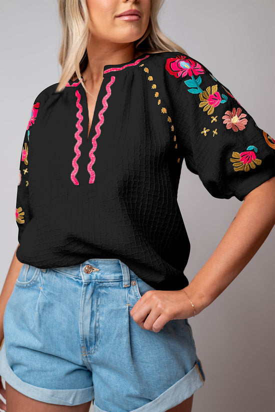 Blusa con textura negra con mangas hinchadas y bordado floral Ricrac