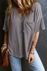 Camiseta grande de gris claro con cuello en V y bolsillo para el pecho
