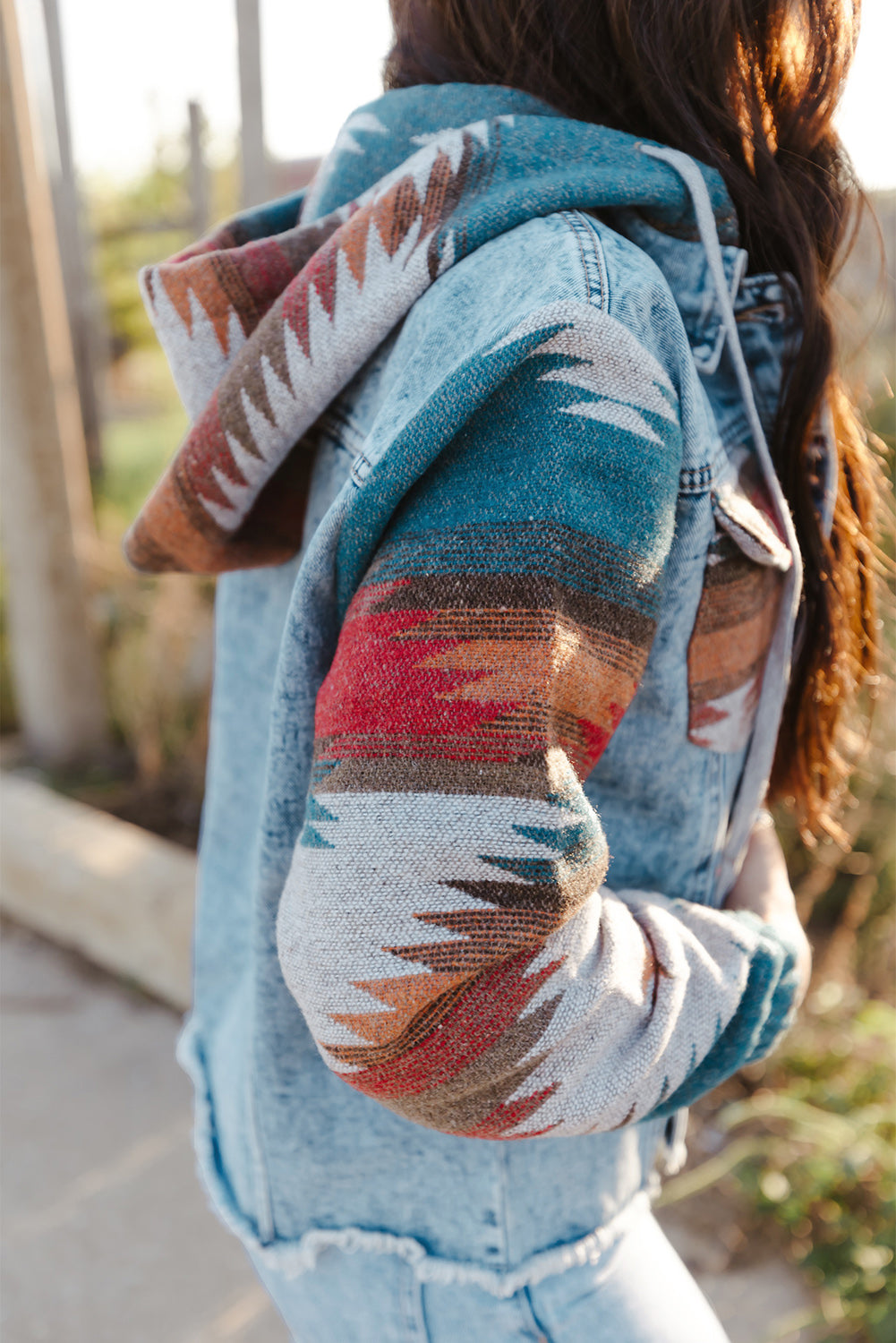 Chaqueta de mezclilla de dobladillo con estampado multicolor aztec