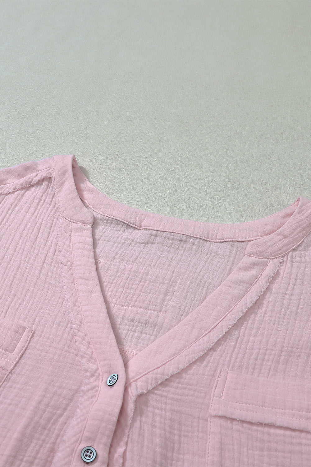 Top henley con abertura desgastada y manga larga arrugada rosa