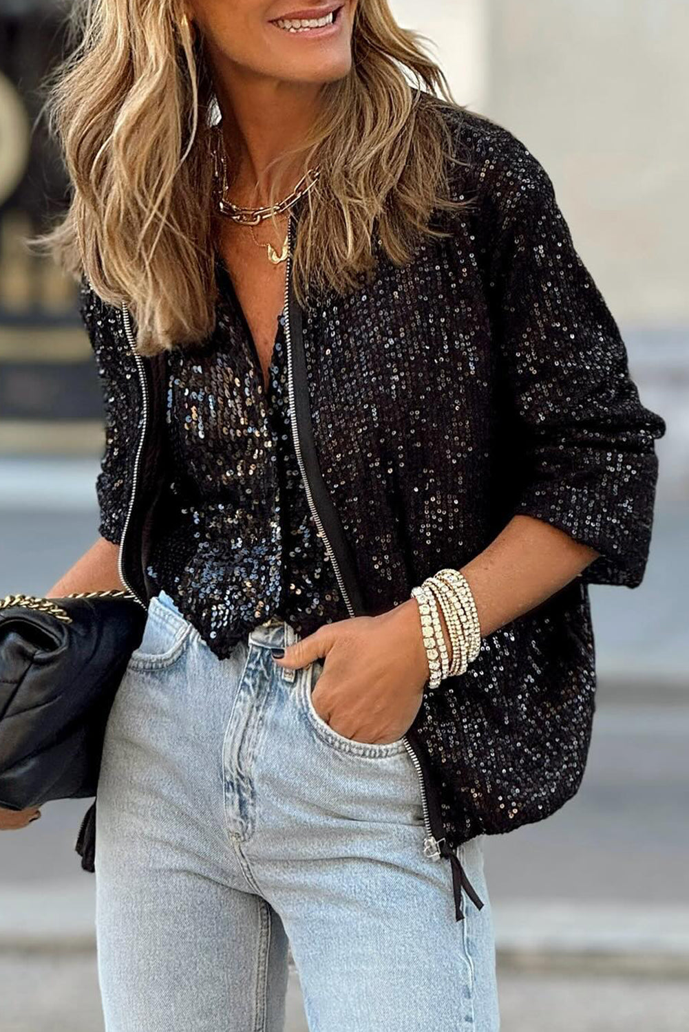 Veste noire à manches longues et col rond zippée à sequins