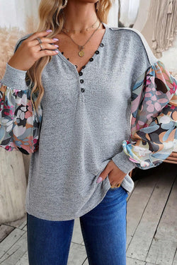 Gris alto con flores y mangas de linterna, mosaico abotonado, V -neck