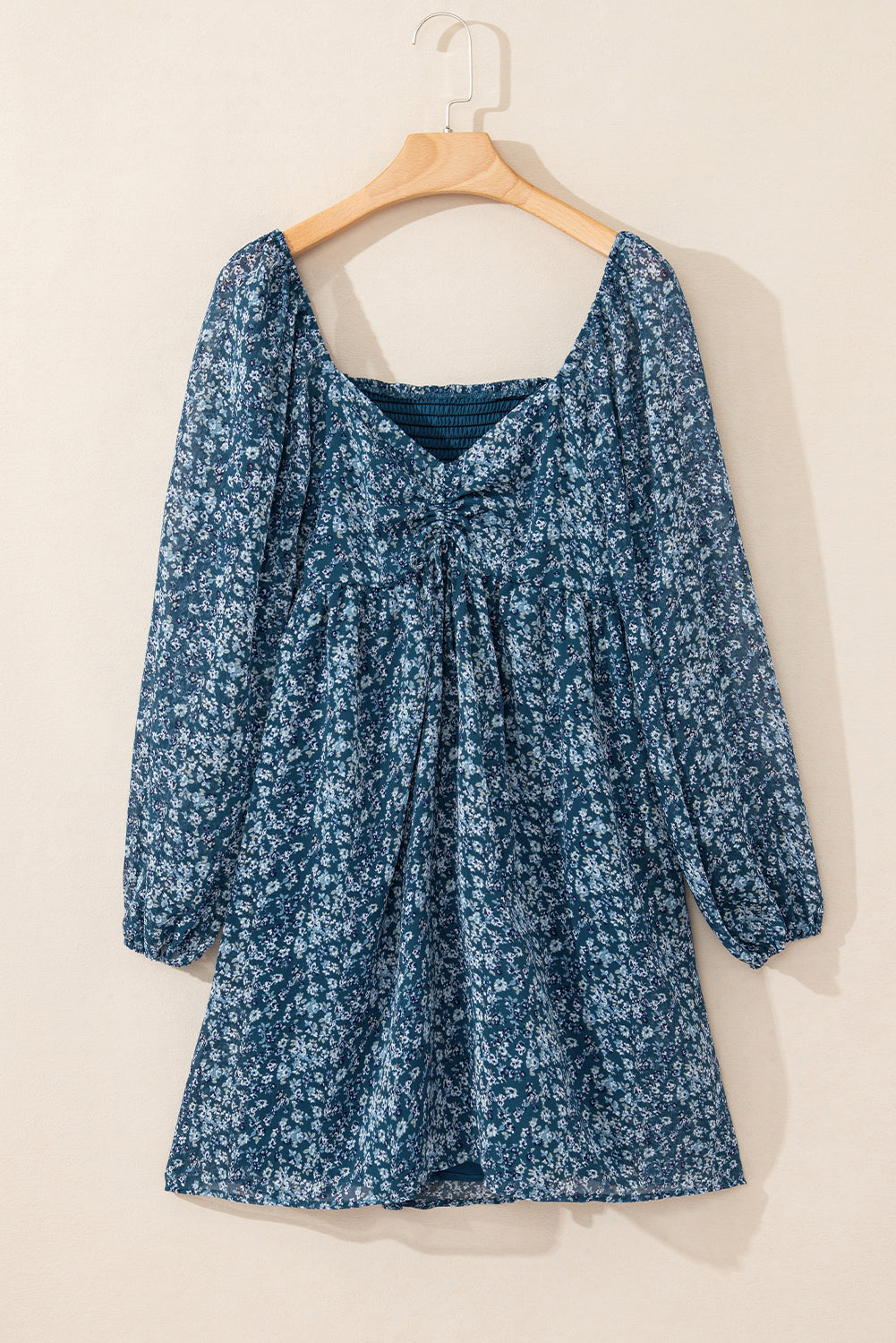 Mini-robe bleue à imprimé floral et col en cœur, dos froncé