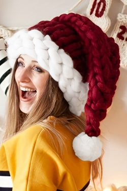 Chapeau de Noël tricoté épais avec blocs de couleurs Dahlia rouge et décor de pompons