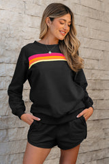 Sweater relajado de dos piezas y pantalones cortos a rayas negras