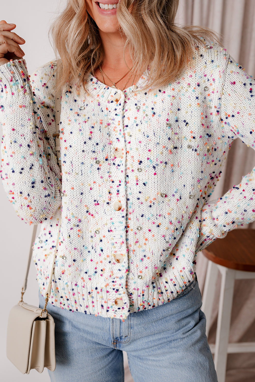 Cardigan pull à confettis multicolores à décor de strass blanc