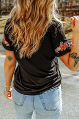 Black T-shirt with short sleeves and round neck embroidered with flowers