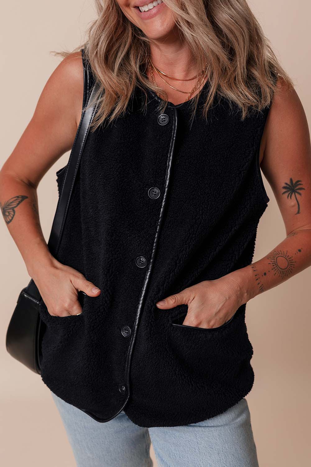 Strong fleece vest with contrasting side pockets in black leather