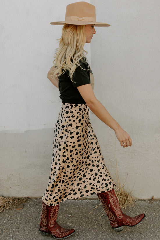 Khaki mid-length skirt with leopard print and split hem