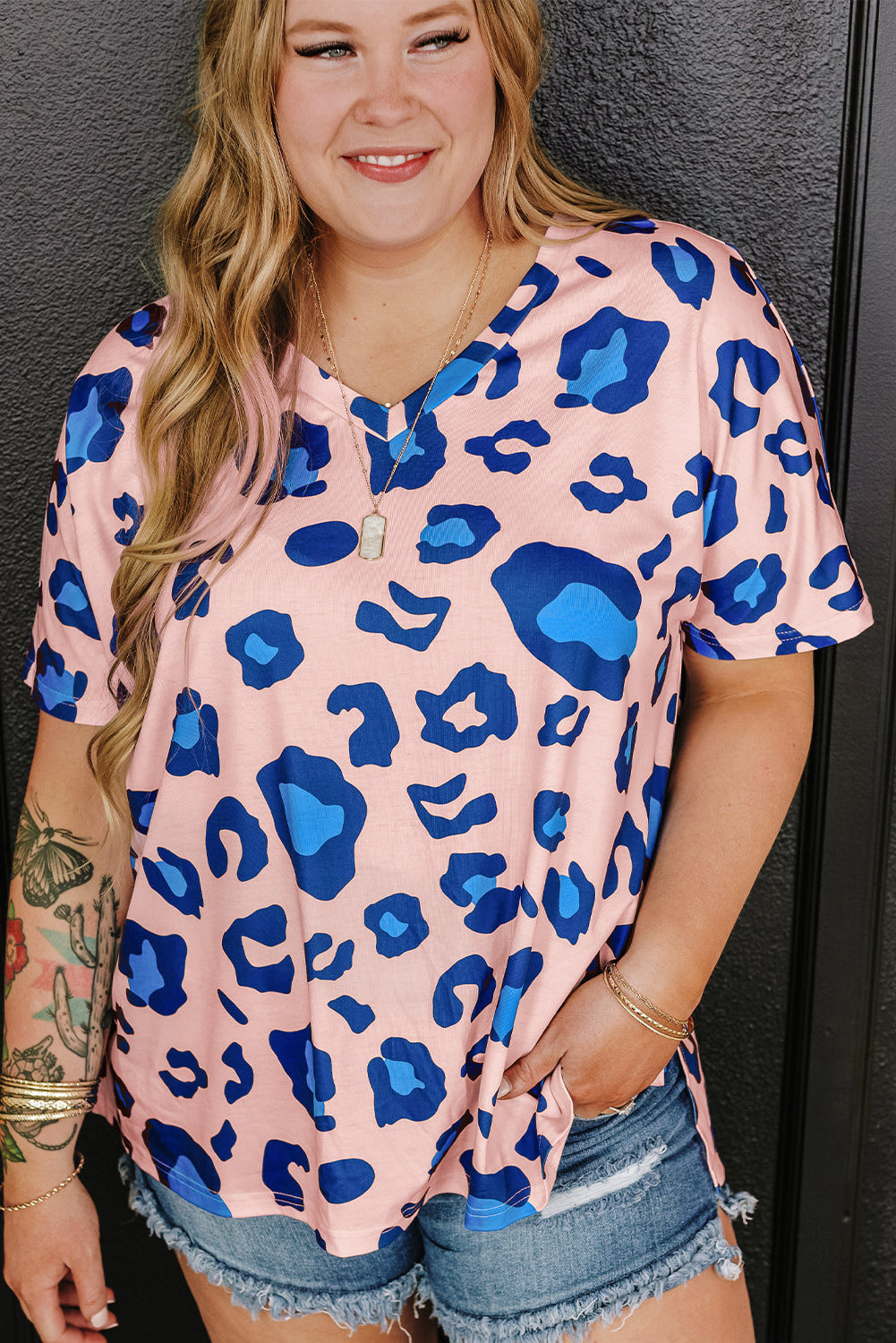 Camiseta de estampado de leopardo rosa de gran tamaño con collar de cuello en V